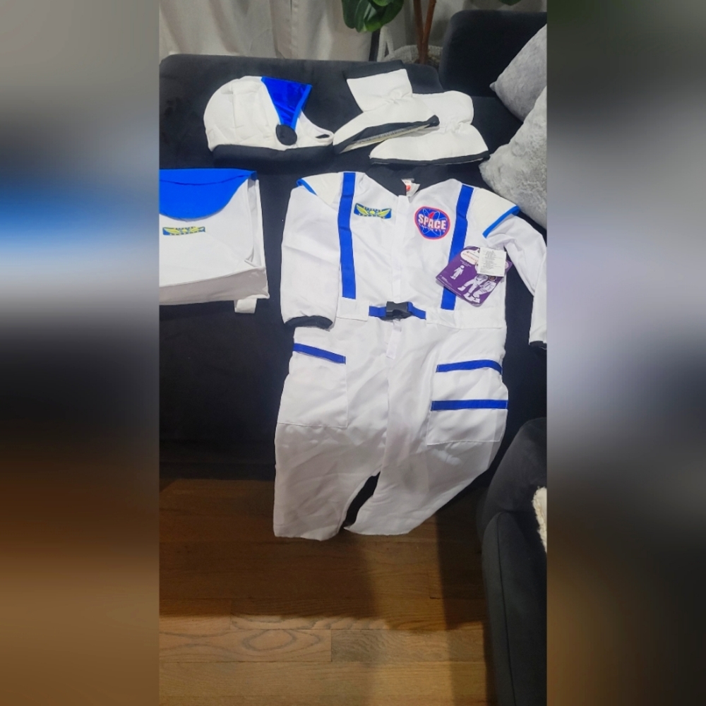 NWT Astronaut Kids Costume  sz 4-6 with helmet, backpack, and boots Members Mark